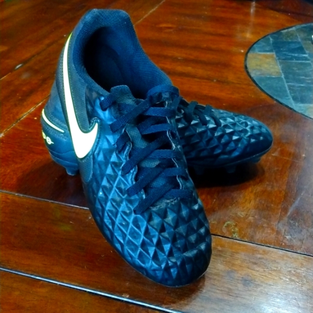 Pre-owned Nike Boys Tiempo Black US 5Y Plastic Athletic Soccer Cleats Lace Up
